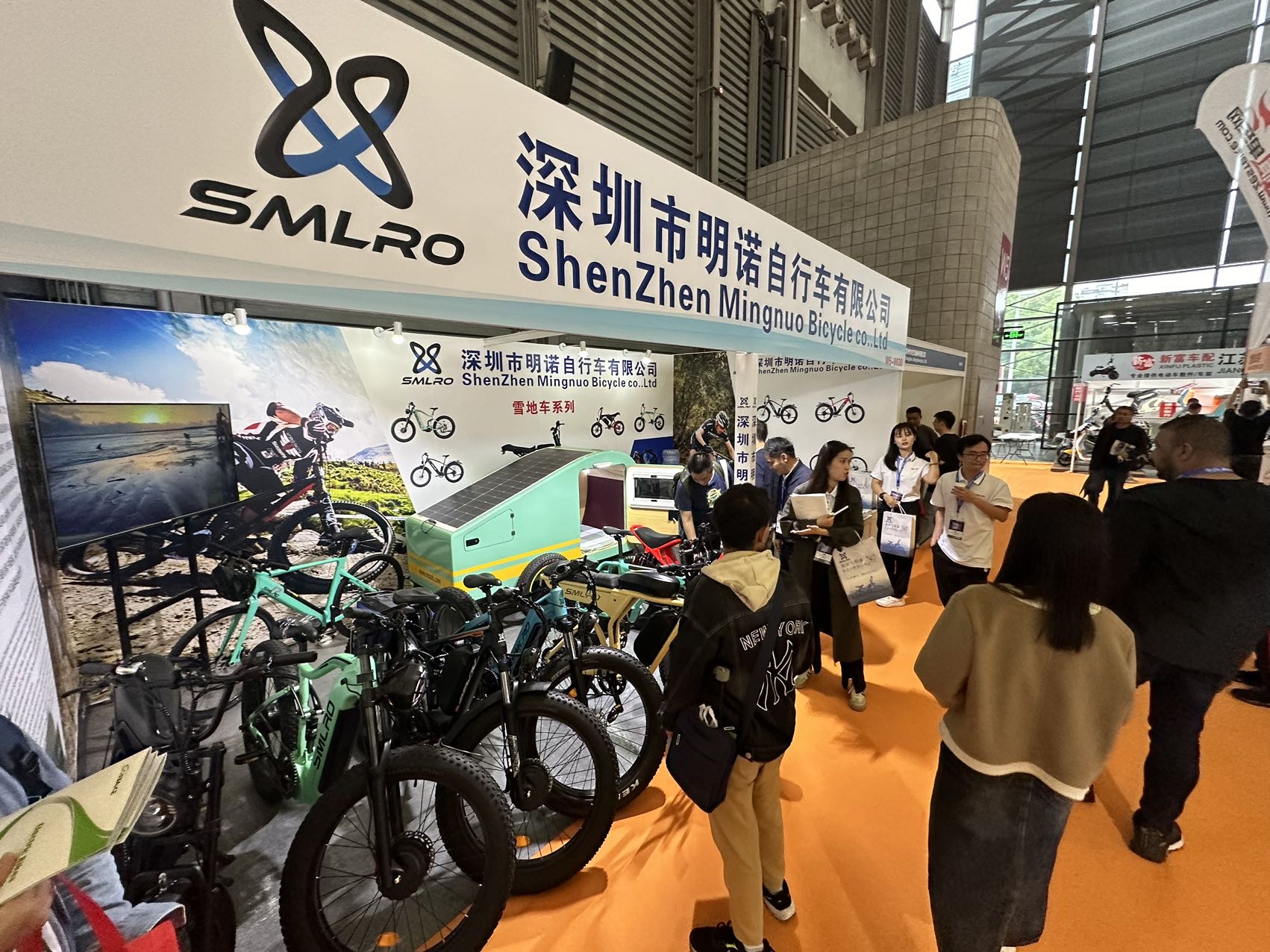 今天我们的车被美国客户带去上海参加车展